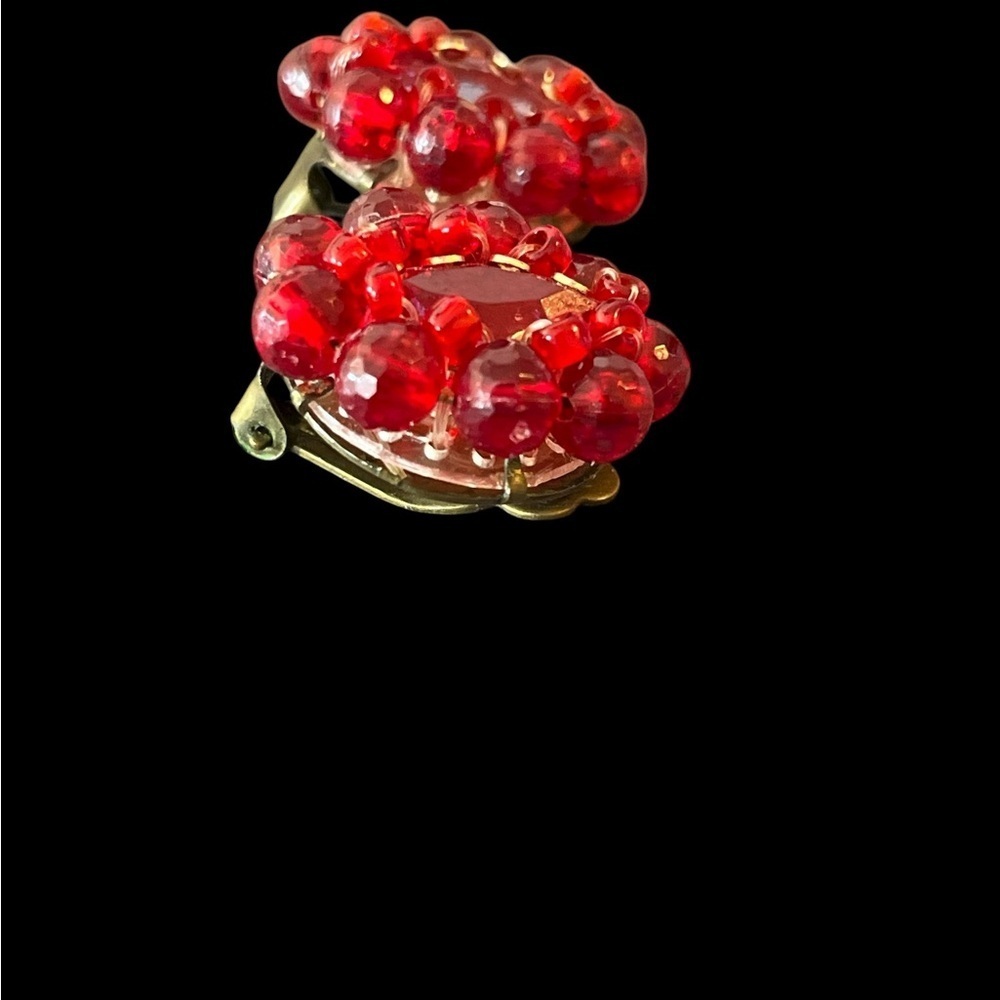 Vintage CLIP ON Red Glass Beaded Earrings Gold Tone Clasp Inside Beads Signed W - Picture 4 of 5